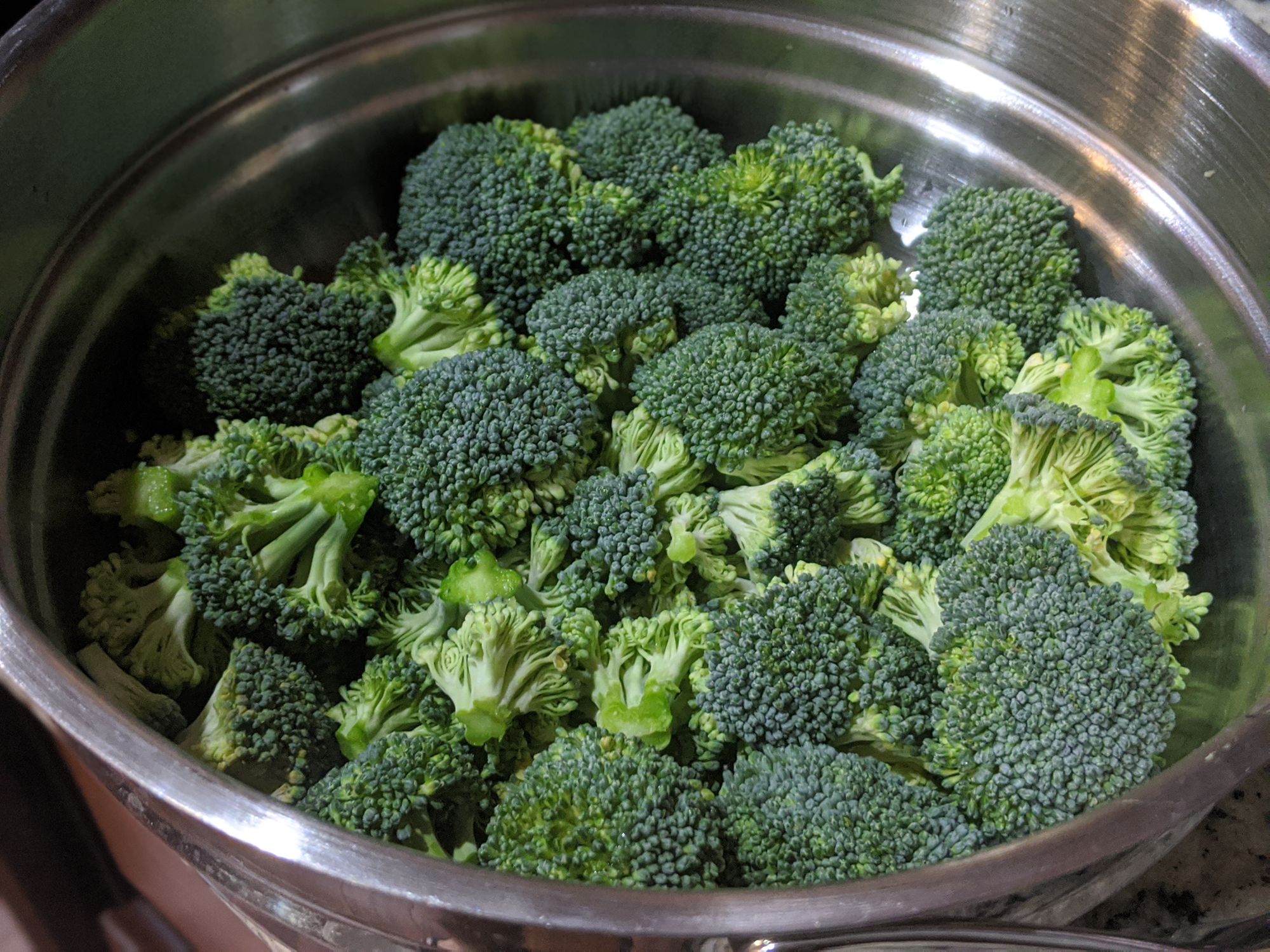 Broccoli con burro chiarificato e aglio arrostito in padella