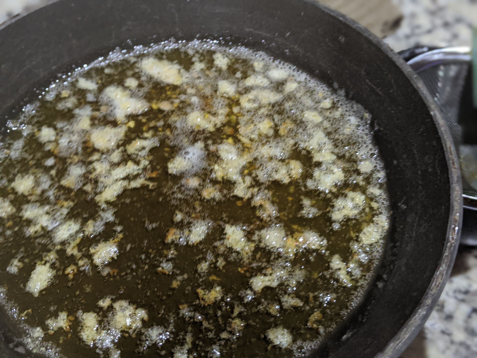 Broccoli con burro chiarificato e aglio arrostito in padella