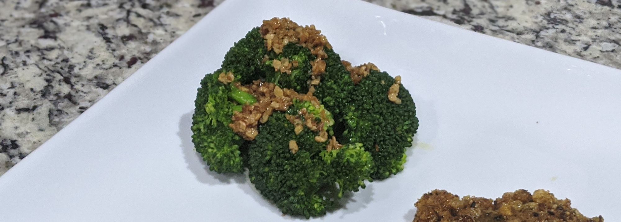 Broccoli con burro chiarificato e aglio arrostito in padella